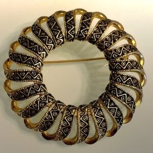 Vintage Emmons Damascene Brooch Gold Tone Black Wreath 2.5 Round
